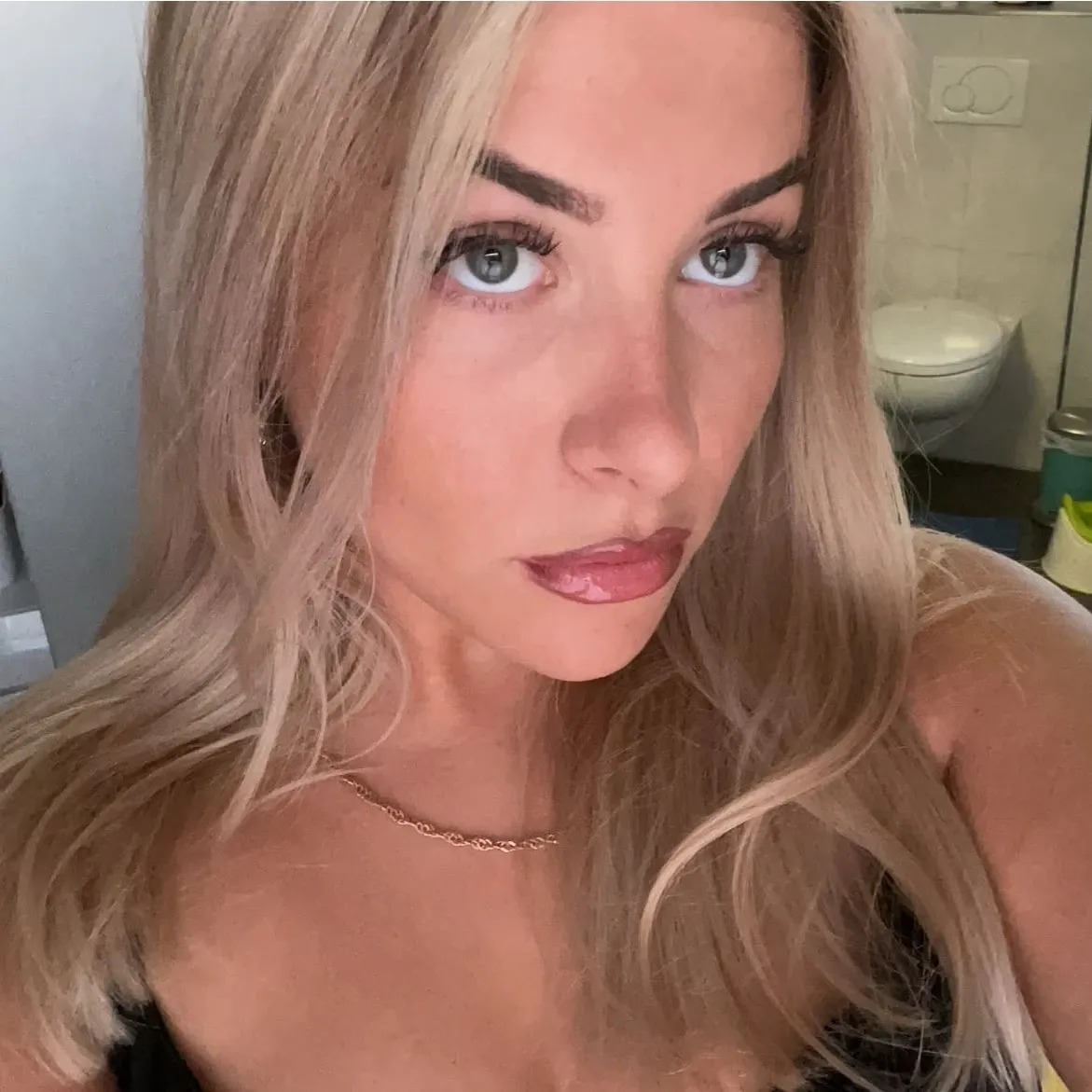 Savannah Fanvue Model